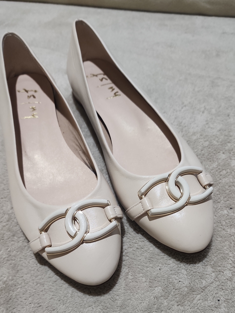 New Condition Women's Cream Ballet Flats with Gold Link Trim